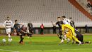Pemain Portugal, Ruben Dias, mencetak gol ke gawang Kroasia pada laga UEFA Nations League di Stadion Poljud, Rabu (18/11/2020). Portugal menang dengan skor 3-2. (AP/Darko Bandic)