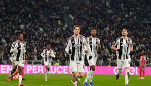 Striker Juventus, Kenan Yildiz, melakukan selebrasi setelah membobol gawang Cremonese pada lanjutan Liga Italia 2025/2026 di Juventus Stadium, Selasa (13/1/2025) dini hari WIB. (Fabio Ferrari/LaPresse via AP)