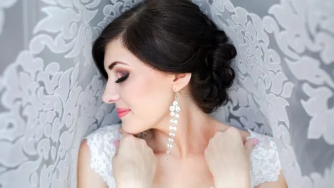 Sambut Tahun Baru 2018 dengan Gaya Rambut Simpel nan Elegan