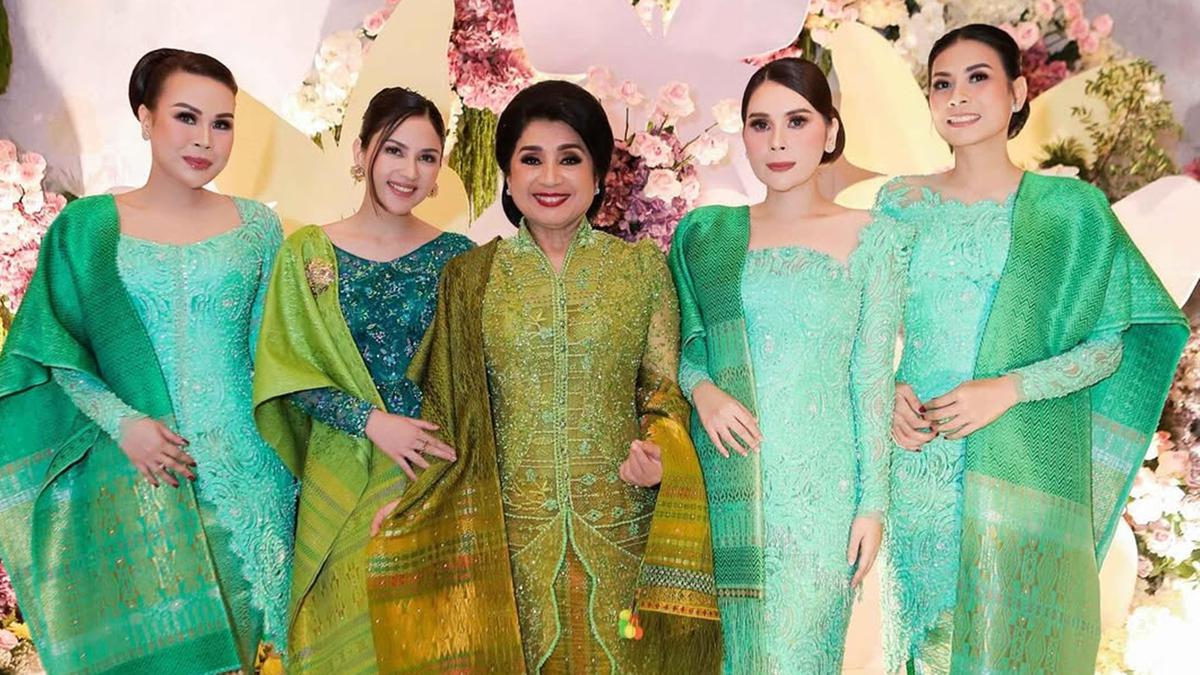 6 Potret Syukuran Baptisan Kyarra Anak Jessica Mila, Tampil Kompak Berkebaya Hijau