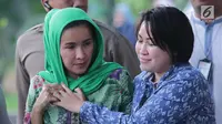 Istri Gubernur Bengkulu Lily Martiani Maddari (kiri) dikawal petugas KPK saat diamankan ke gedung KPK, Jakarta, Selasa (20/6). (Liputan6.com)