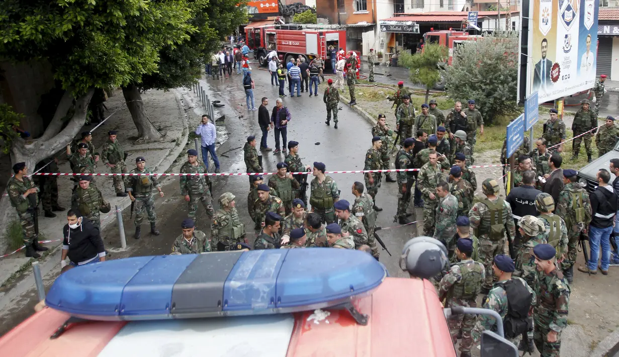 Sejumlah tentara menutup lokasi ledakan bom mobil di Kota Sidon, Lebanon Selatan, Selasa (12/4). Seorang pejabat senior Fatah, Palestina bernama Fethi Zeydan, tewas akibat bom yang diletakkan dibawah kendaraannya meledak. (REUTERS/Ali Hashisho)