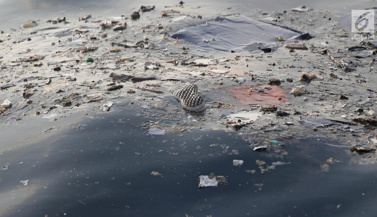 Serpihan pesawat Lion Air JT 610 mengambang setelah jatuh di laut utara Tanjung Pakis, Jawa Barat, Senin (29/10). Pesawat Lion Air JT 610 yang jatuh membawa 188 orang. (Liputan6.com/Herman Zakharia)