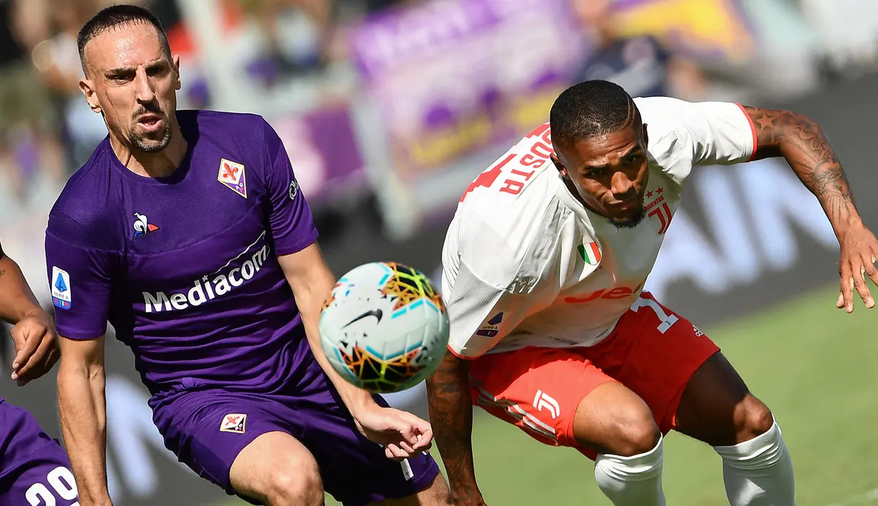 Franck Ribery (kiri) merupakan legenda hidup Bayern Munchen bersama duetnya Arjen Robben. Saat ini, Ribery telah dilepas oleh Fiorentina meskipun masih mampu tampil impresif dengan mencetak dua gol dan tujuh assist dalam 30 pertandingannya.(Foto: AFP/Vincenzo Pinto)