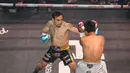 Sementara, Rudy Golden Boy merupakan CEO Baku Hantam yang memiliki segudang pengalaman di Mix Martial Art (MMA) terkhusus Muay Thai. Tampak dalam foto, Rudy Golden Boy (kiri) saat bertanding melawan Paris Fernandez pada laga HSS Series 6 di W Superclub Gatsu, Jakarta, pada Senin (10/11/2025) dini hari WIB. (Bola.com/M Iqbal Ichsan)