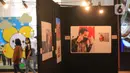 Sebuah foto Presiden Joko Widodo saat memakai masker terlihat dalam pameran foto jurnalistik Indonesia Tangguh Indonesia Tumbuh, di Mal Central Park, Jakarta Barat, kamis (12/8/2021). Pameran dapat juga disaksikan melalui pameran virtual di laman indonesiamembangun.id. (Liputan6.com/Angga Yuniar)
