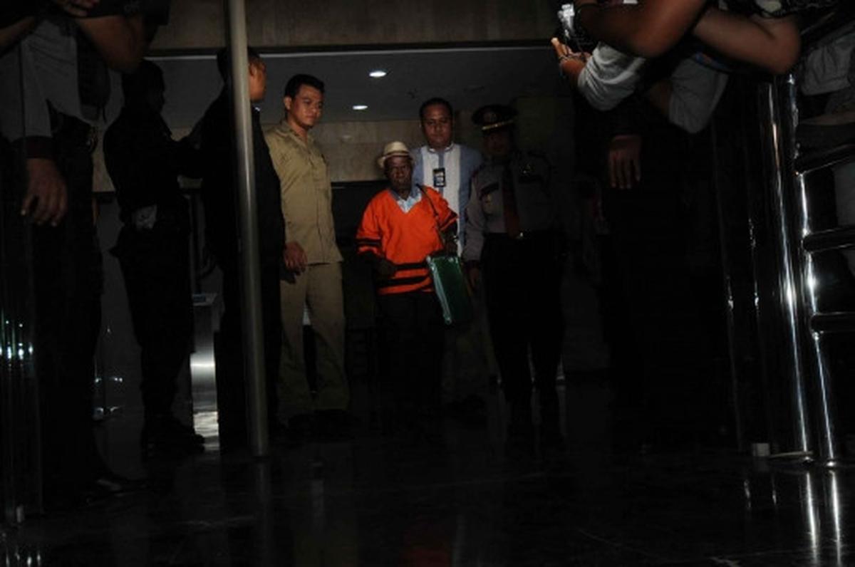 2 Tersangka lainnya, penyuap Dewie Yasin berseragam tahanan KPK