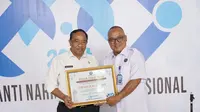Kepala BNNP Banten, Brigjen Pol Rohmad Nursahid menyerahkan penghargaan yang diraih Pemkot Cilegon kepada Sekretaris Daerah (Sekda) Kota Cilegon, Maman Mauludin.