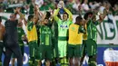 Pemain Chapecoense merayakan kemenangan usai melawan San Lorenzo di stadion Arena Conda di Chapeco, Brasil (23/11). Pesawat yang mereka tumpangi terjatuh di hutan Kolombia. (REUTERS / Paulo Whitaker)