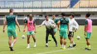 Pelatih Persib Bandung, Luis Milla, memberikan arahan kepada anak asuhnya saat sesi latihan di Stadion Gelora Bandung Lautan Api (GBLA), Bandung, Selasa (11/10/2022). (Bola.com/M Iqbal Ichsan)