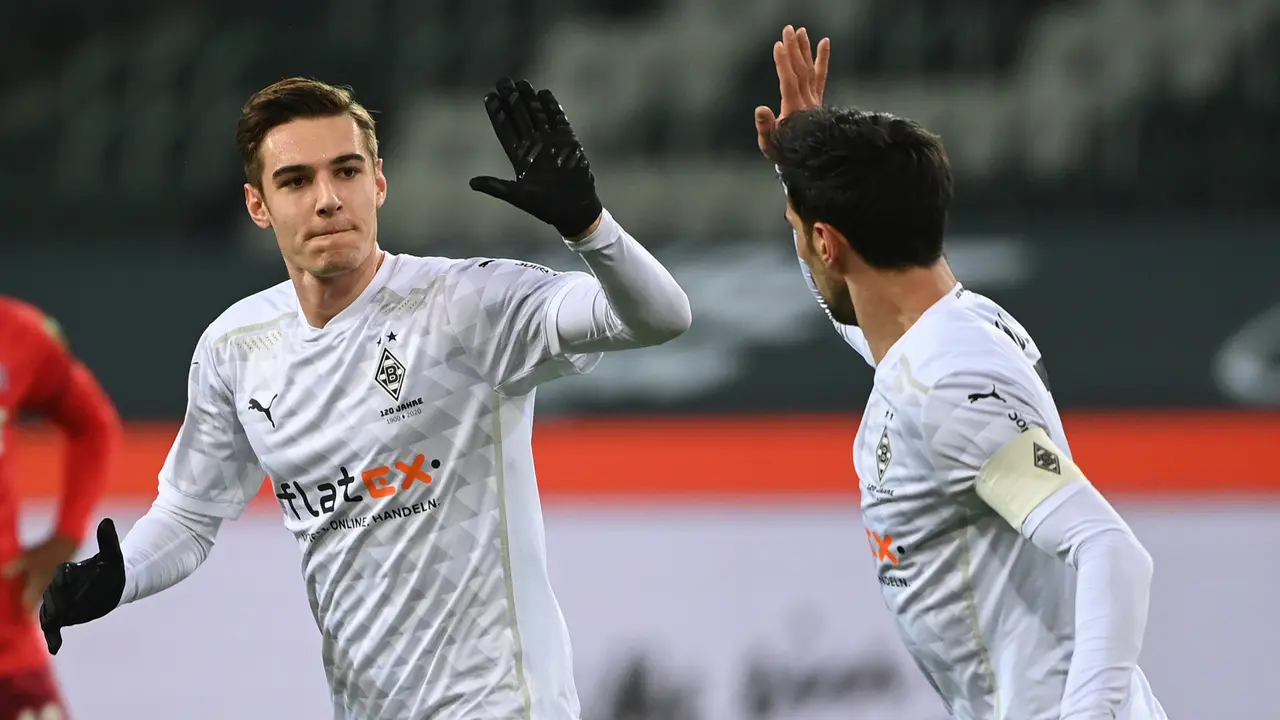 FOTO: Brace Elvis Rexhbecaj Hantarkan FC Koln Bungkam Tuan Rumah Borussia Moenchengladbach 2-1