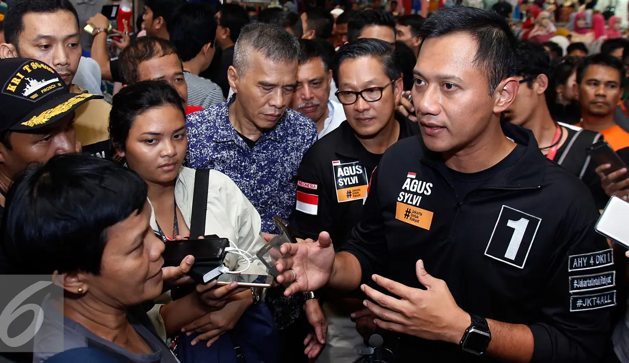 Calon Gubernur Jakarta, Agus Harimurti Yudhoyono memberi keterangan pers saat kampanye di Pasar Tanah Abang, Jakarta, Kamis (1/12). Dalam kampanyenya Agus mendengarkan keluhan pedagang mengenai biaya sewa kios yang mahal. (Liputan6.com/Johan Tallo)