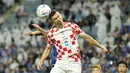 <p>Pemain Kroasia,&nbsp;Ivan Perisic menyundul bola saat laga 16 besar Piala Dunia 2022 melawan Jepang di Al Janoub Stadium, Senin (05/12/2022). (AP/Francisco Seco)</p>