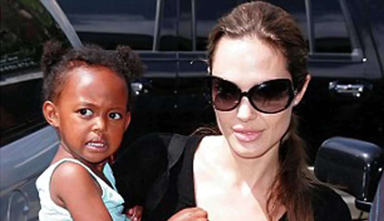 Di tengah proses cerainya bersama Brad Pitt, Angelina Jolie mendapat permintaan yang memilukan hati. Ibu kandung Zahara, anak yang diadopsinya di Eutopia mengajukan permohonan untuk bertemu dengan anaknya itu. (doc.dailymail.com)