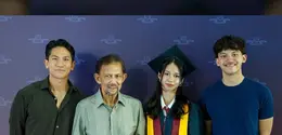 Tak hanya Pangeran Mateen, Sultah Bolkiah juga ikut mendampingi kelulusan sang anak.