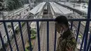 Warga melintasi JPO di Stasiun Jatinegara, Jakarta, Senin (2/1/2023). Pemerintah pusat melalui Kementerian Perhubungan (Kemenhub) berencana untuk menerapkan subsidi silang dalam tarif KRL Jabodetabek. Wacana ini dituturkan oleh Menhub Budi Karya Sumadi yang mengatakan tarif KRL akan disesuaikan supaya subsidi lebih tepat sasaran. (merdeka.com/Iqbal S Nugroho)