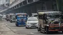 Penumpang jeepney bepergian di sepanjang jalan di Manila, sehari sebelum pihak berwenang mencabut perintah tinggal di rumah pada Selasa (7/9/2021). Filipina akan mencabut lockdown di ibu kota Manila pada Rabu (8/9), saat kasus corona harian naik dua kali lipat. (Ted ALJIBE/AFP)