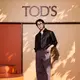 Penampilannya menjadi representasi sempurna dari visi terbaru Direktur Kreatif Matteo Tamburini yang mengedepankan kemewahan khas Italia melalui siluet bersih, material premium, dan gaya yang terasa effortless. [Dok/Tod's].