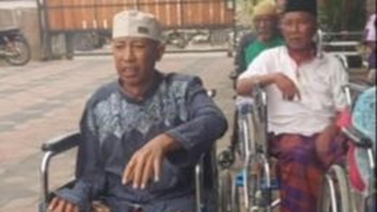 Totok diketahui menderita stroke dan membutuhkan bantuan dari pengasuhnya di panti jompo.