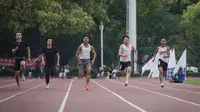 Juara Sprint 100m Putra Arfiansyah Adi Yuliarta (SMA Hang Tuah 1 Surabaya) melakoni eksebisi dengan mahasiswa Shanghai University of Sports (SUS), saat mengikuti program international training SAC Indonesia di Tiongkok.
