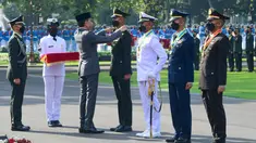 Presiden Joko Widodo memasangkan tanda kepangkatan kepada calon perwira remaja (capaja) peraih Adhi Makayasa di halaman Istana Merdeka, Jakarta, pada Kamis, 14 Juli 2022. Presiden Joko Widodo bertindak sebagai inspektur upacara dalam Prasetya Perwira (Praspa) 754 perwira remaja dari tiga matra TNI dan Polri tahun 2022. (Foto: Biro Pers Sekretariat Presiden)