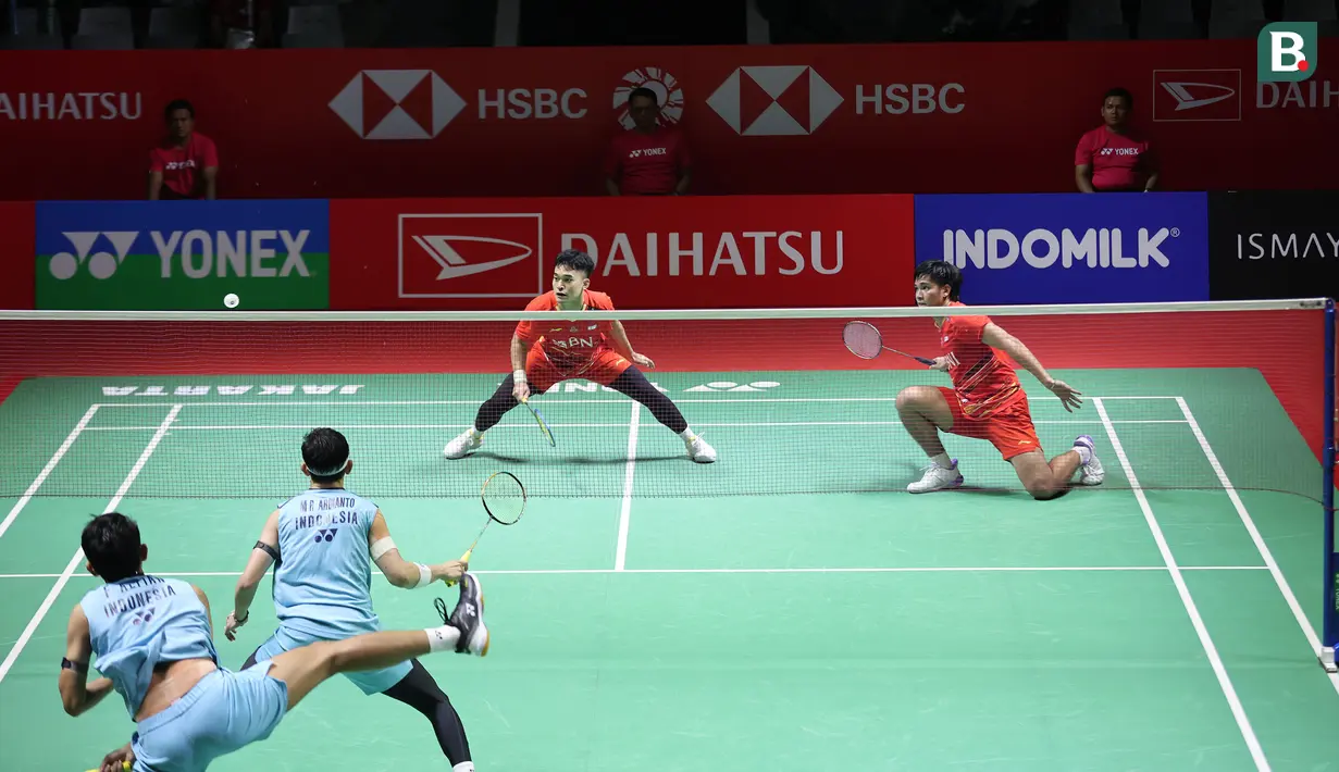 Pemain ganda putra Indonesia, Fajar Alfian (kiri) yang berpasangan dengan Muhammad Rian Ardianto melepaskan smes saat menghadapi sesama pasangan Indonesia, Leo Rolly Carnando/Daniel Marthin pada laga semifinal Daihatsu Indonesia Masters 2024 di di Istora Senayan, Jakarta, Sabtu (27/1/2024). Fajar/Rian kalah rubber game dengan skor 21-19, 14-21 dan 17-21. (Bola.com/Pradipta Rama)