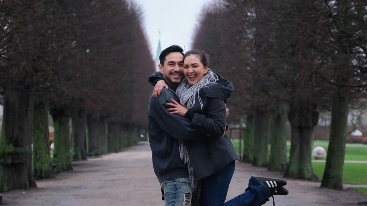 Cinta yang Bertahan 18 Tahun, Potret Manis Donna Agnesia dan Darius Sinathrya