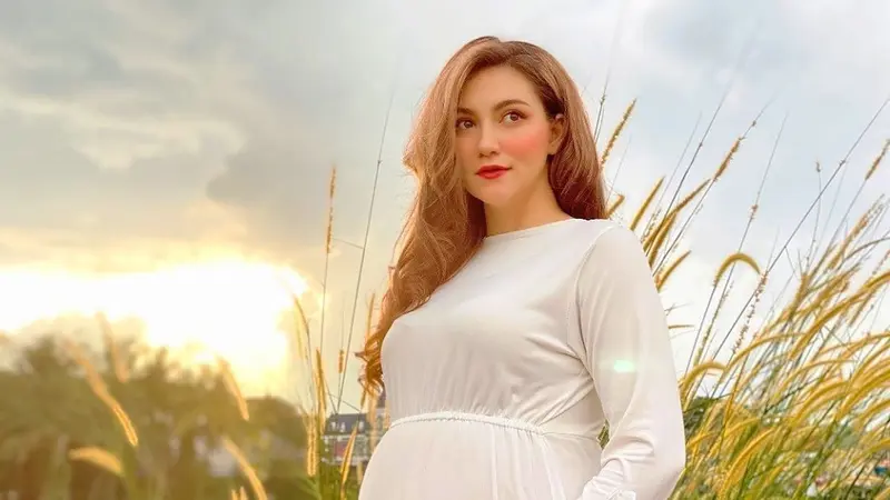 6 Potret Maternity Shoot Alessia Cestaro, Cantik Memesona di Padang Rumput