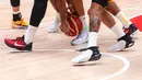 Sejumlah pebasket Spanyol dan pebasket Brasil berebut bola pada laga kedua Grup G Piala Dunia FIBA 2023 di Indonesia Arena, Senayan, Jakarta, Senin (28/08/2023). Spanyol menang atas Brasil dengan skor 96-78. (Bola.com/Bagaskara Lazuardi)