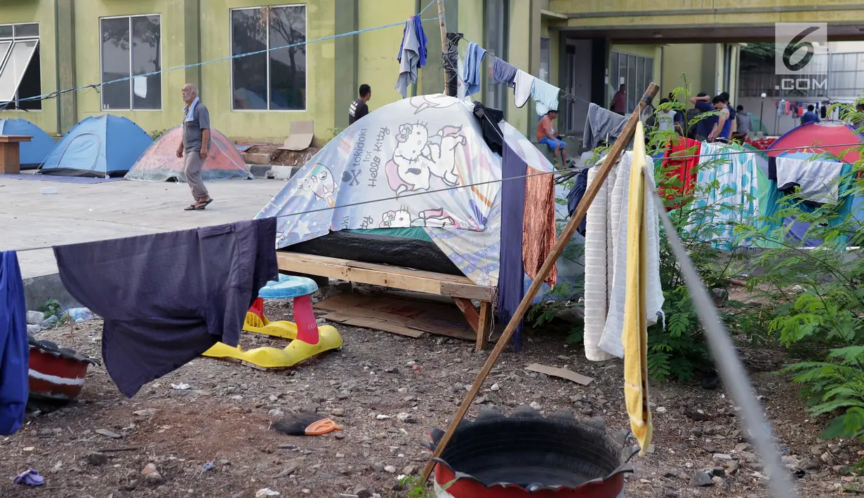 Sejumlah tenda para pencari suaka masih terlihat di halaman gedung bekas Markas Kodim, Kalideres, Jakarta, Selasa (3/9/2019). Pemprov DKI Jakarta memberikan batas waktu hingga 31 Agustus 2019, namun masih banyak pencari suaka memilih bertahan di gedung itu. (Liputan6.com/Helmi Fithriansyah)