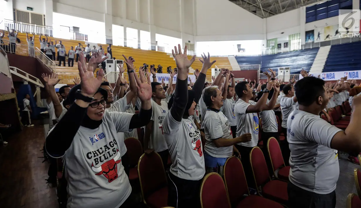 Puluhan guru olahraga mengikuti pelatihan pendidikan basket di GOR Ciracas, Jakarta, Rabu (24/1). Pelatihan ini bentuk kerja sama Pemprov DKI dengan National Basketball Association (NBA). (Liputan6.com/Faizal Fanani)