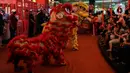 Barongsai beratraksi di salah satu pusat perbelanjaan di mal kawasan Jakarta, Minggu (30/1/2022). Dalam rangka menyambut Tahun Baru Imlek, Mal di Jakarta menghadirkan atraksi barongsai yang untuk menghibur pengunjung dan menarik daya beli masyarakat. (Liputan6.com/Johan Tallo)