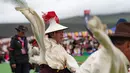 Seorang penggembala menyemangati rekan timnya dalam kompetisi tarik tambang di Wilayah Damxung, Daerah Otonom Tibet, China, 10 Agustus 2020. Dengan pakaian tradisional, para penggembala dari sejumlah desa di Wilayah Damxung berpartisipasi dalam permainan tradisional itu. (Xinhua/Purbu Zhaxi)