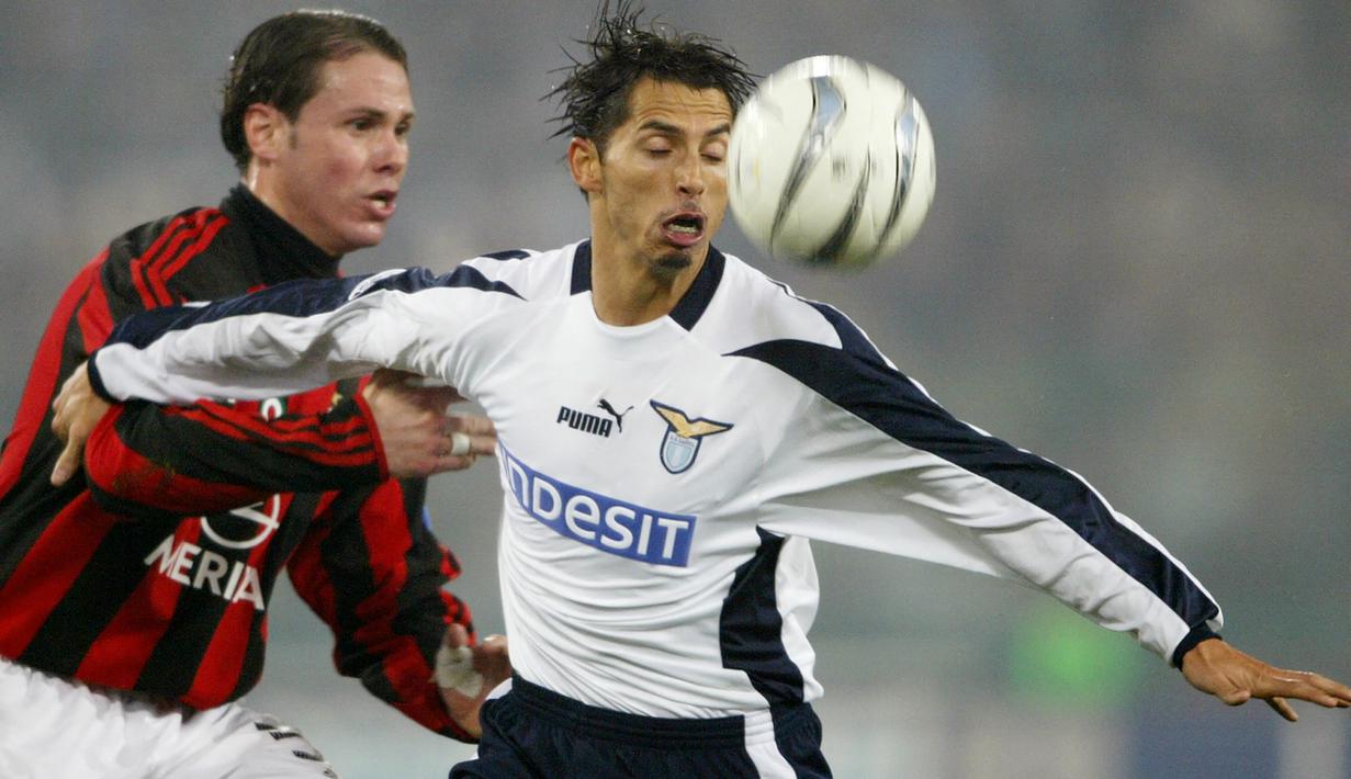 0-4 dari Lazio. AC Milan bertandang ke markas Lazio pada leg kedua semifinal Coppa Italia musim 2003/2004, 11 Februari 2004. Hasil akhir AC Milan kalah 0-4 lewat dua gol dari Stefani Fiore dan masing-masing satu gol dari Cesar Aparecido dan Fabio Liverani. (AFP/Paolo Cocco)