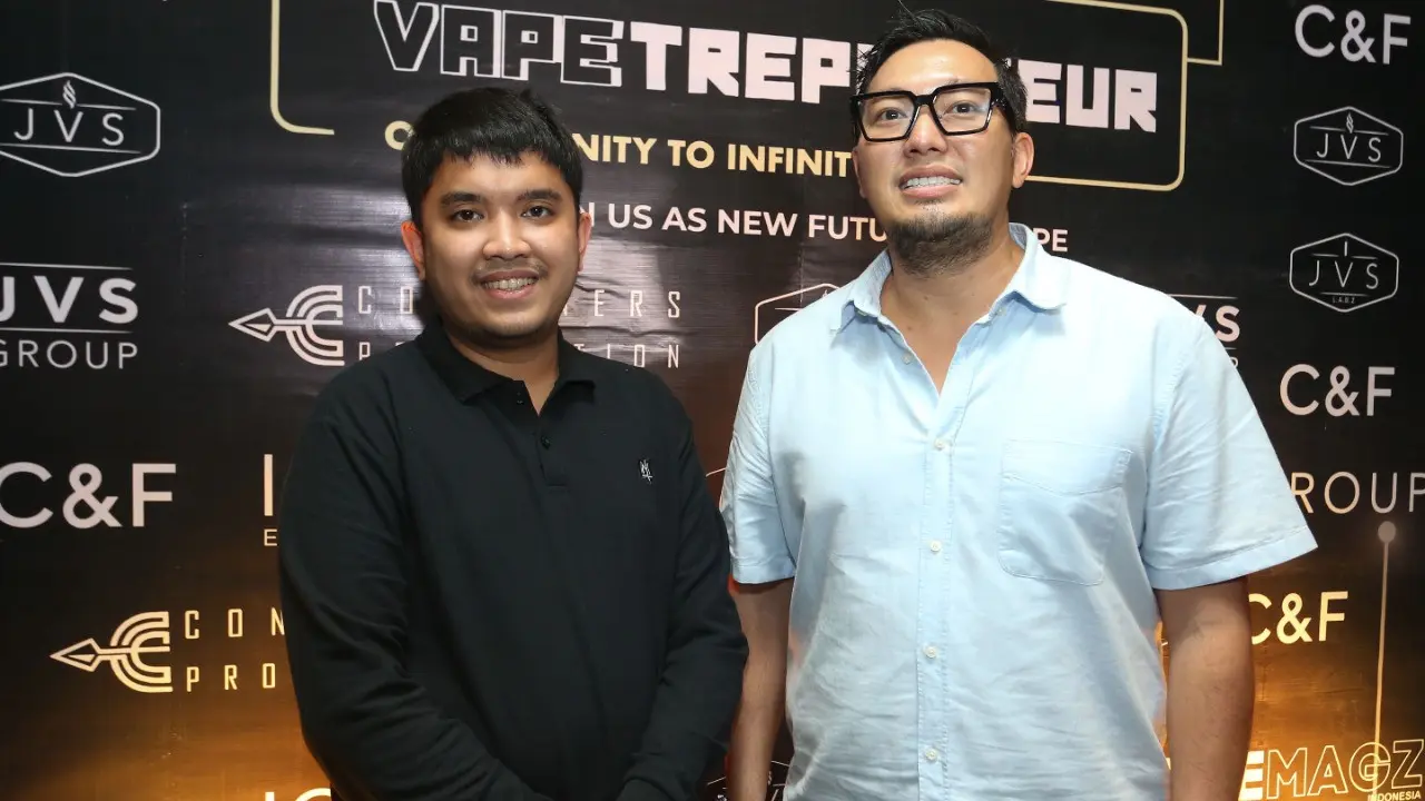 Komika Oza Rangkuti dan Boedy JVS selaku pebisnis rokok elektrik