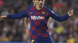 Penyerang Barcelona, Antoine Griezmann menggiring bola saat bertanding melawan Real Betis pada pertandingan La Liga Spanyol di stadion Camp Nou (25/8/2019). Griezmann mencetak dua gol di pertandingan ini dan mengantar Barcelona menang 5-2 atas Betis. (AFP Photo/Josep Lago)