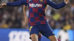 Penyerang Barcelona, Antoine Griezmann menggiring bola saat bertanding melawan Real Betis pada pertandingan La Liga Spanyol di stadion Camp Nou (25/8/2019). Griezmann mencetak dua gol di pertandingan ini dan mengantar Barcelona menang 5-2 atas Betis. (AFP Photo/Josep Lago)