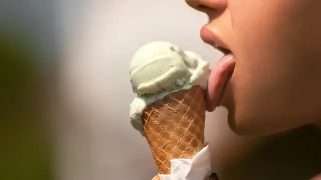 Cara Makan Es Krim Bisa Bongkar Sifat Aslimu, Menjilat es krim