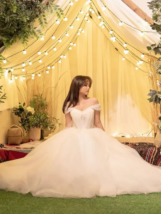 Fuji juga tampak memegang buket bunga yang semakin membuat netizen penasaran. [Foto: Instagram/fuji_an]