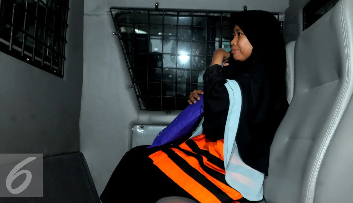 Tersangka suap Kejati Jawa Barat, Deviyanti Rochaeni berada dalam kendaraan usai menjalani pemeriksaan KPK, Jakarta, Selasa (26/4). Deviyanti diperiksa terkait kasus dugaan suap rencana penuntutan kasus penggelapan dana BPJS. (Liputan6.com/Helmi Afandi)