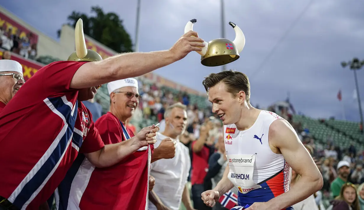 Pelari Norwegia Karsten Warholm melakukan selebrasi usai memenangkan ajang Diamond League di Oslo, Norwegia, Kamis (1/7/2021). Karsten Warholm memecahkan rekor dunia lari gawang 400 meter putra dengan torehan waktu 46,70 detik. (Fredrik Hagen, NTB via AP)