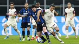 Awalnya, tim tamu berhasil tampil menekan dan mendominasi permainan. Namun, Inter Milan akhirnya berhasil mengontrol tempo permainan saat laga memasuki menit ke-10. (AP/Antonio Calanni)