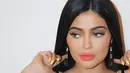 "Akhir-akhir ini aku sering meminta saran Kylie. Kylie sangat update mengenai gadget dan juga perlengkapan bayi," ujar Kim Kardashian. (instagram/kyliejenner)
