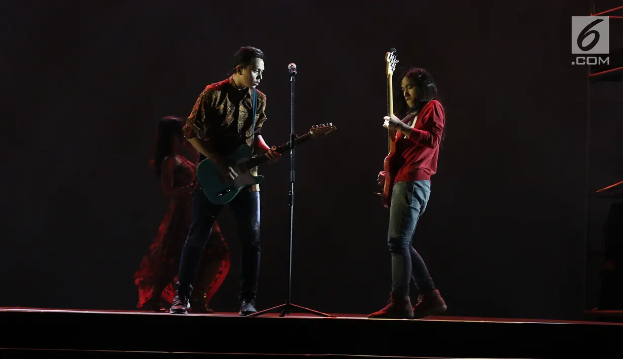  Aksi panggung grup musik Barasuara saat membawakan lagu andalannya, "Hagia" dan "Nyala Suara" pada Konser Pancasila Gemilang di JCC, Jakarta, Selasa (22/8). Lagu tersebut menggambarkan Sila Keempat Pancasila. (Liputan6.com/Herman Zakharia)