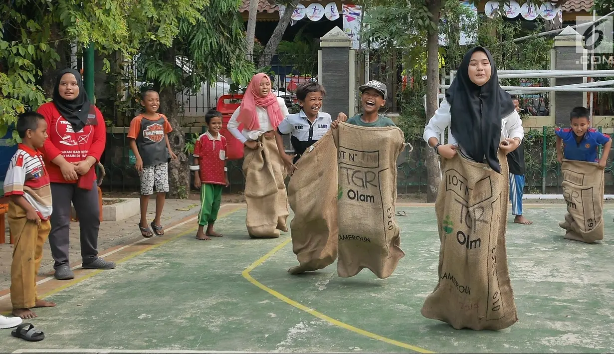 Anak-anak bermain permainan tradisional balap karung di RPTRA Melati Duri Pulo, Jakarta, Sabtu (13/10). Traditional Games Returns (TGR) mengampanyekan permainan tradisional dengan mengusung tema "Millenials". (Liputan6.com/Herman Zakharia)