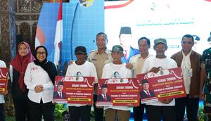 Kakek Suminto (80), penarik becak asal Desa Ketanon, Kecamatan Kedungwaru, Kabupaten Tulungagung, Jawa Timur, menerima bantuan becak listrik dari Presiden RI Prabowo Subianto, (Istimewa)