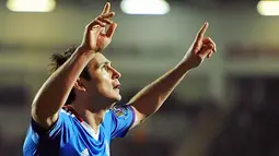 Gaya khas Frank Lampard seusai mencetak gol, kali ini ke gawang Blackpool, dalam lanjutan Liga Premier di Bloomfield Road, 7 Maret 2011. AFP PHOTO/ANDREW YATES