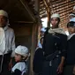 Masyarakat Baduy menunggu untuk menjalani vaksinasi Covid-19 di Desa Kanekes, Ciboleger, Kabupaten Lebak, Banten Kamis (14/10/2021). Tujuan vaksinasi Covid-19 untuk mempercepat kekebalan komunal (Herd imunity) mencegah penyebaran virus corona. (merdeka.com/Imam Buhori)