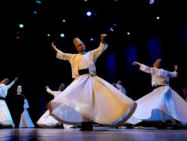 Para darwis ordo Mevlevi berputar saat tampil dalam upacara Sheb-i Arus di Istanbul, Turki, Minggu (17/12/2023). Setiap bulan Desember, serangkaian acara diadakan untuk memperingati wafatnya ulama Islam abad ke-13, penyair, dan mistik sufi Jalaluddin Rumi di berbagai kota di Turki. (AP Photo/Emrah Gurel)