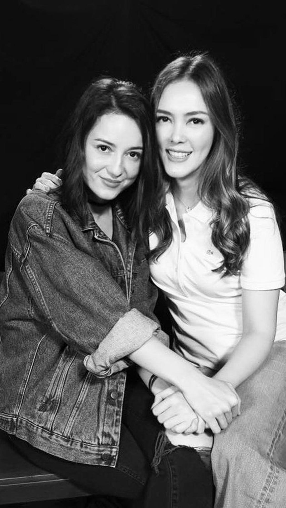 Keakraban Julie Estelle dan Cathy Sharon ternyata terjalin hingga mereka dewasa. Tak sedikit dari mereka yang menyebut jika keduanya merupakan sister goals.